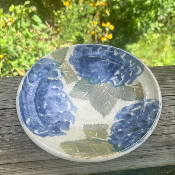 Cape Cod Chatham Pottery Hydrangea Plate 8” Width X 1.5” Height - Picture 15 of 16